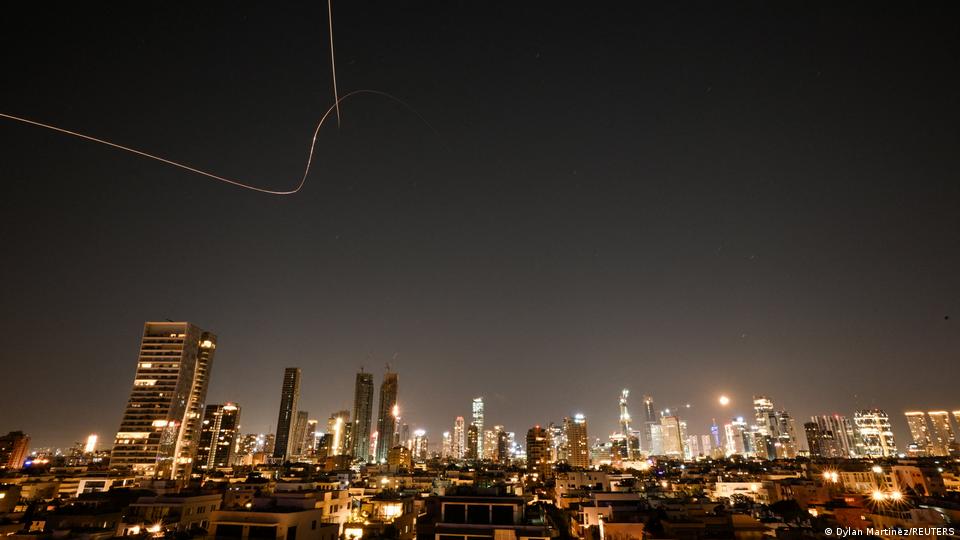 Imagen del cielo nocturno de Tel Aviv, mientras el sistema de defensa antimisiles israelí intenta interceptar misiles iraníes.
