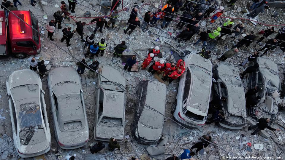 Equipos de rescate tran un ataque aéreo israelí en el centro de Beirut, este 11 de marzo de 2026.