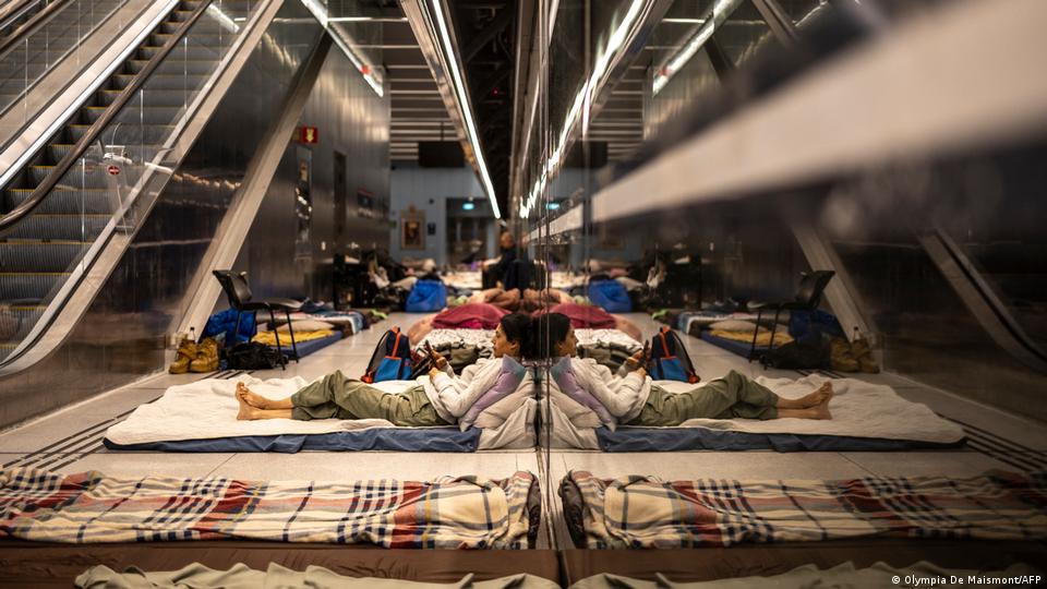 Tel Aviv, Israel, 10 de marzo de 2026 | Civiles en un refugio antiaéreo durante los ataques con misiles iraníes.