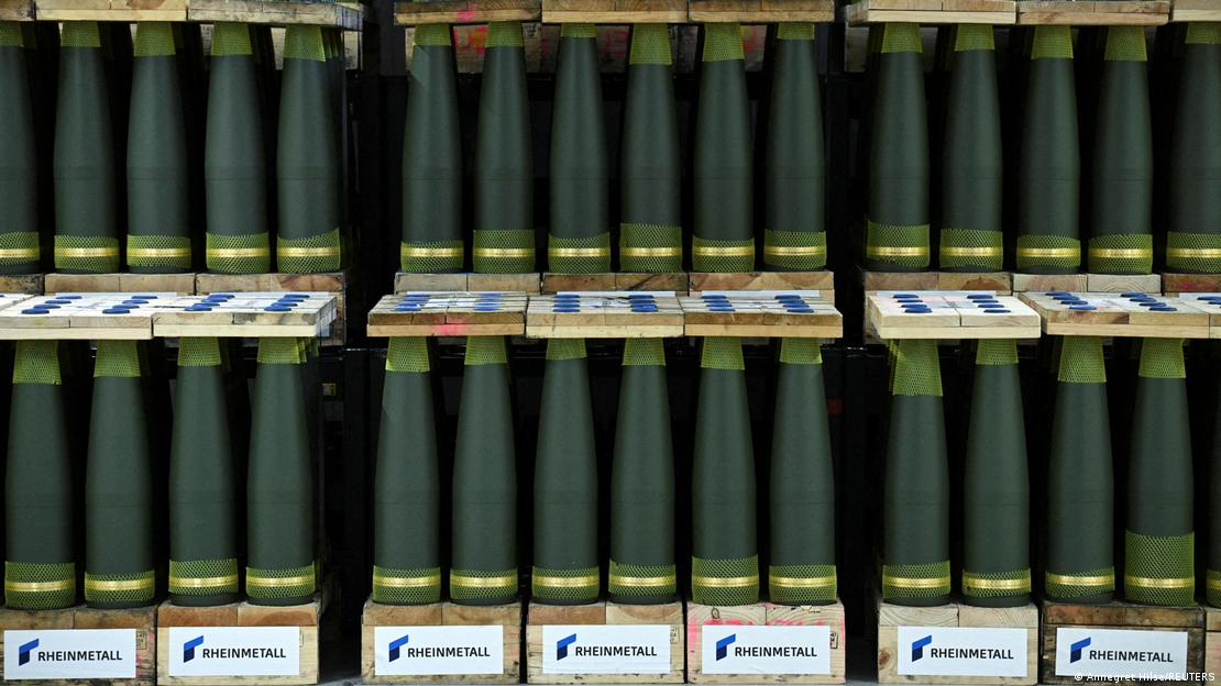 Projéteis de artilharia estão alinhados em uma sala na nova fábrica da alemã Rheinmetall; foto de 27 de agosto de 2025.