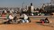 Familias desplazadas han erigido tiendas de campaña, a lo largo de la costa de Beiru, tras huir de las hostilidades entre Israel y Hezbolá.