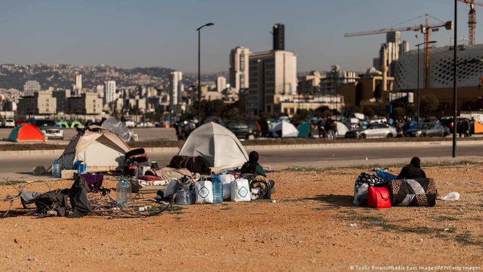 Familias desplazadas han erigido tiendas de campaña, a lo largo de la costa de Beiru, tras huir de las hostilidades entre Israel y Hezbolá.