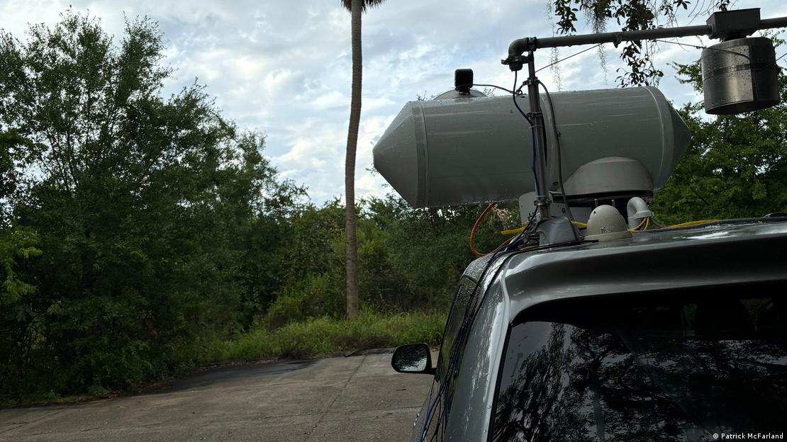 Periscopio sobre un automóvil, de fondo una palmera y otros árboles. Periscopio sobre un automóvil, de fondo una palmera y otros árboles.