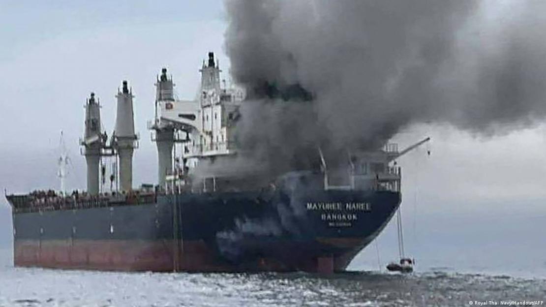 11 Mart tarihinde saldırıya hedef olan Mayuree Naree adlı yük taşıyıcı gemiden dumanlar yükselirken. 11 Mart tarihinde saldırıya hedef olan Mayuree Naree adlı yük taşıyıcı gemiden dumanlar yükselirken.