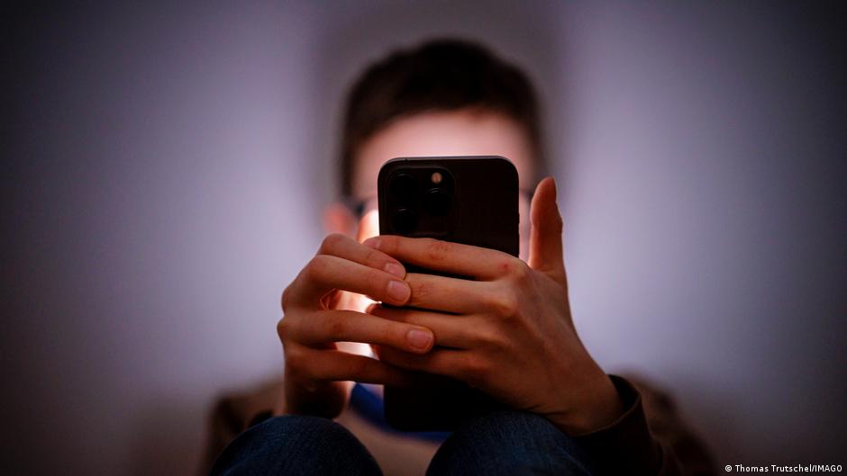 Qué dice la ciencia sobre el impacto de las pantallas en la salud mental y las relaciones