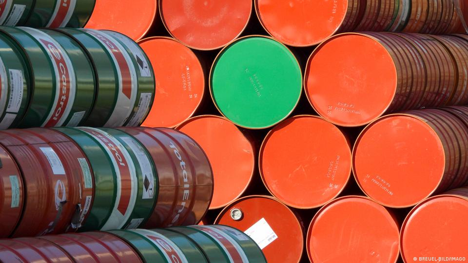 Bidones de colores apilados en un almacén