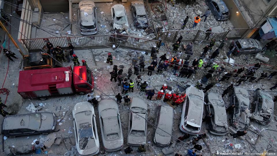 Rescatistas trabajando tras un bombardeo israelí en Beirut.