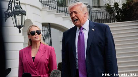 دونالد ترامپ، رئیس جمهور آمریکا و کرولاین لیویت، سخنگوی کاخ سفید