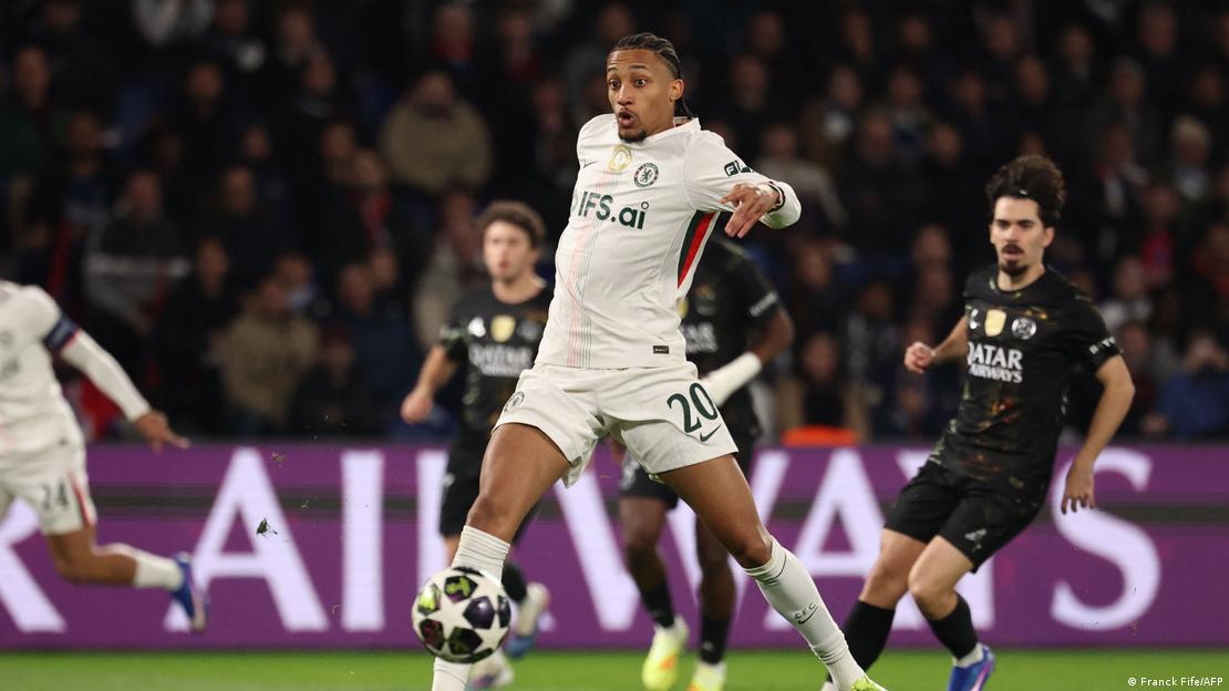 Atacante João Pedro corre com a bola durante partida do Chelsea contra o PSG