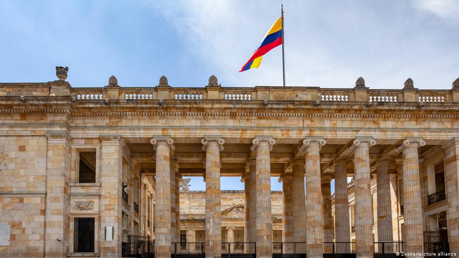 Prisión para dos congresistas en Colombia por corrupción