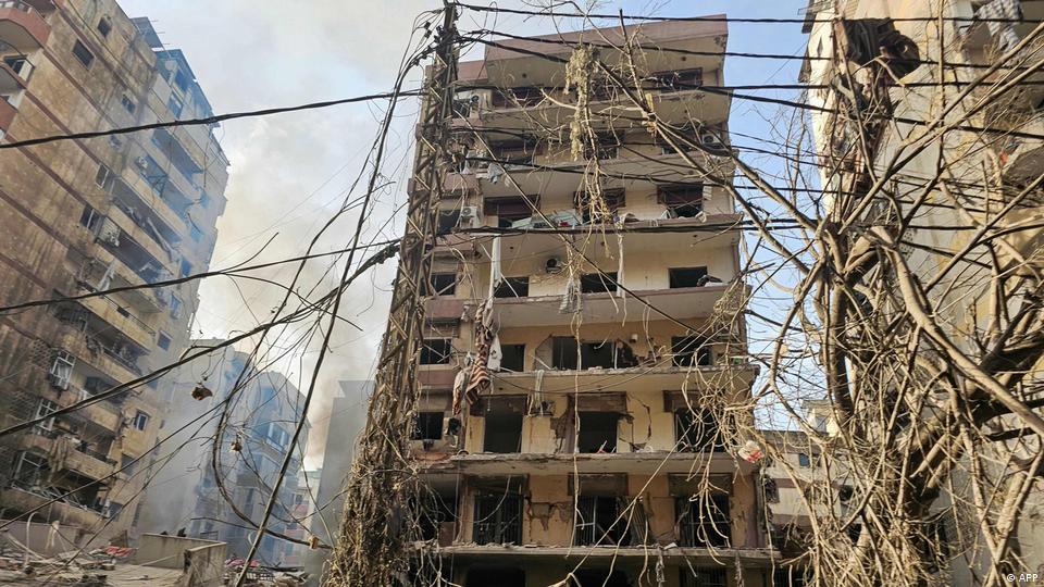 Edificios dañados por ataques aéreos israelíes nocturnos en los suburbios del sur de Beirut, este 12 de marzo de 2026.