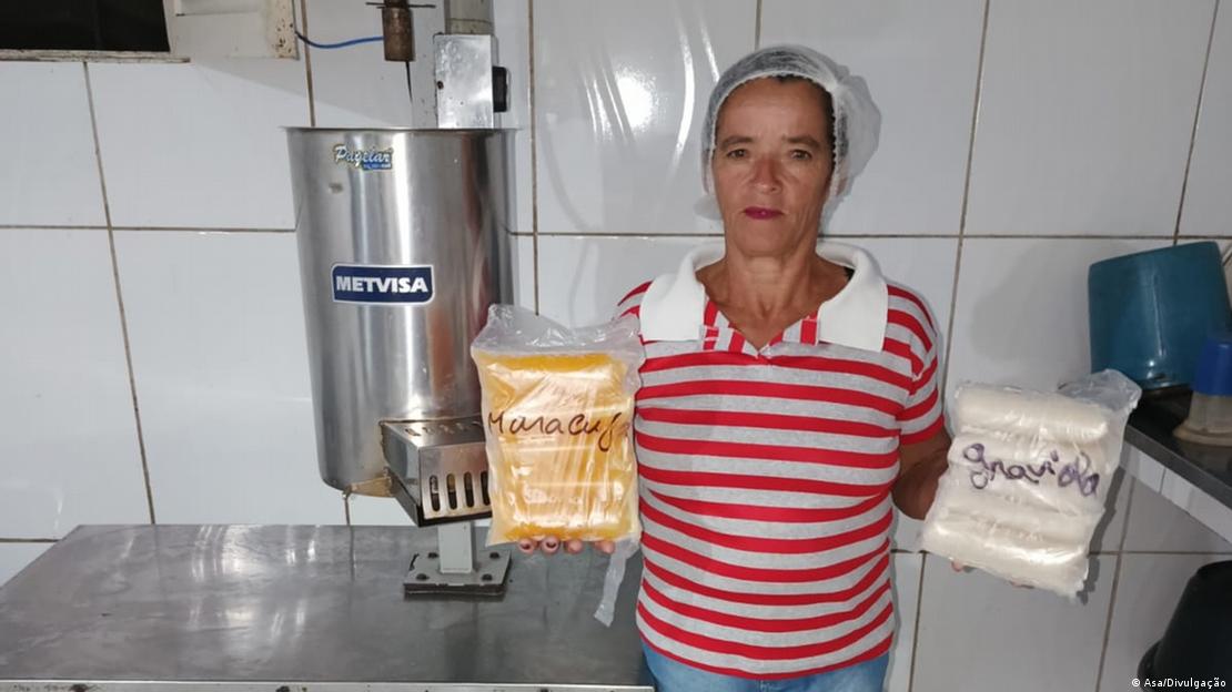 Agricultora Nina segura polpa de frutas