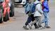 Crianças caminhando com mochilas rumo à escola na Alemanha Crianças caminhando com mochilas rumo à escola na Alemanha