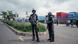République démocratique du Congo, Goma 2026 | deux membres du M23 surveillent une manifestation République démocratique du Congo, Goma 2026 | deux membres du M23 surveillent une manifestation
