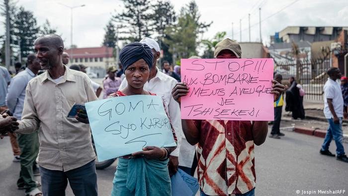 Manifestantes sostienen pancartas durante una marcha que denuncia ataques aéreos en áreas controladas por la milicia M23 respaldada por Ruanda en Goma