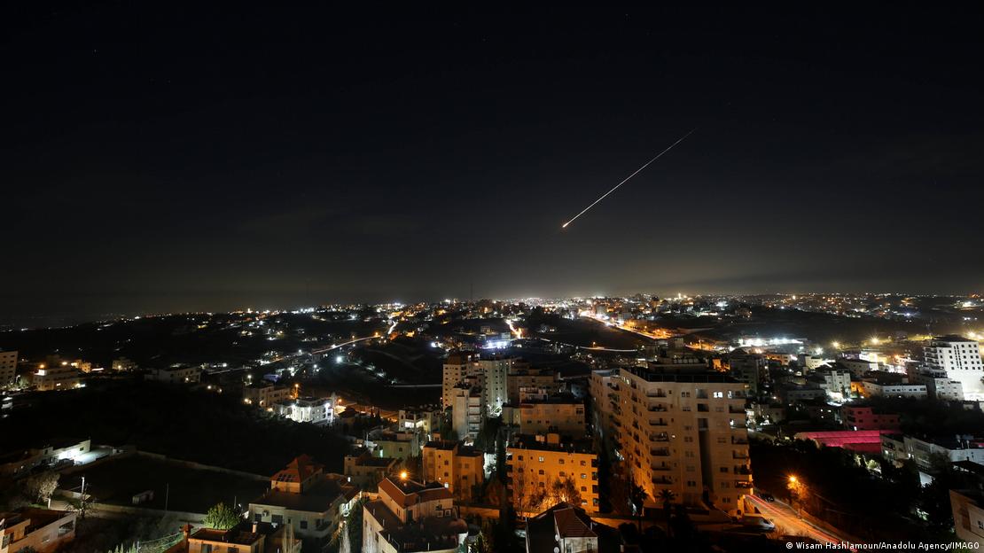 Míssil iraniano cruza o céu noturno sobre o assentamento judaico de Hebron, na Cisjordânia