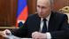 Putin hojeando una revista.