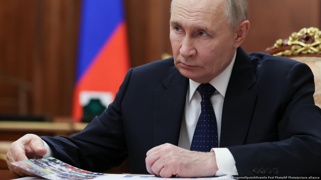 Putin hojeando una revista.