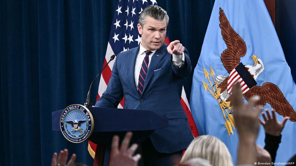  Pete Hegseth en conferencia de prensa.