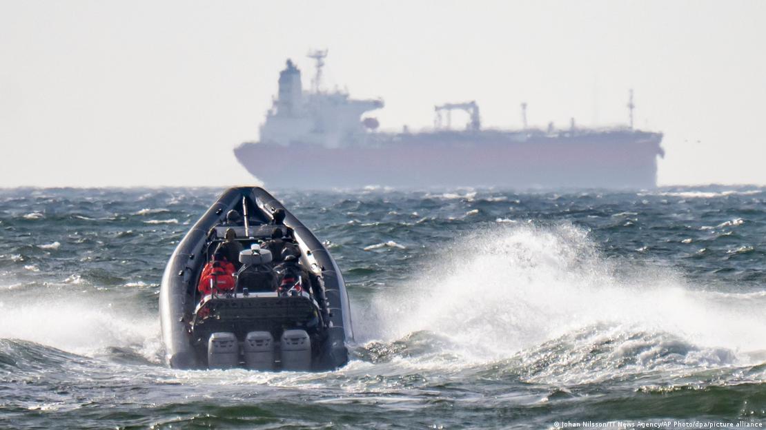 Una lancha rápida de la guardia costera sueca se dirige hacia el petrolero Sea Owl. Una lancha rápida de la guardia costera sueca se dirige hacia el petrolero Sea Owl.