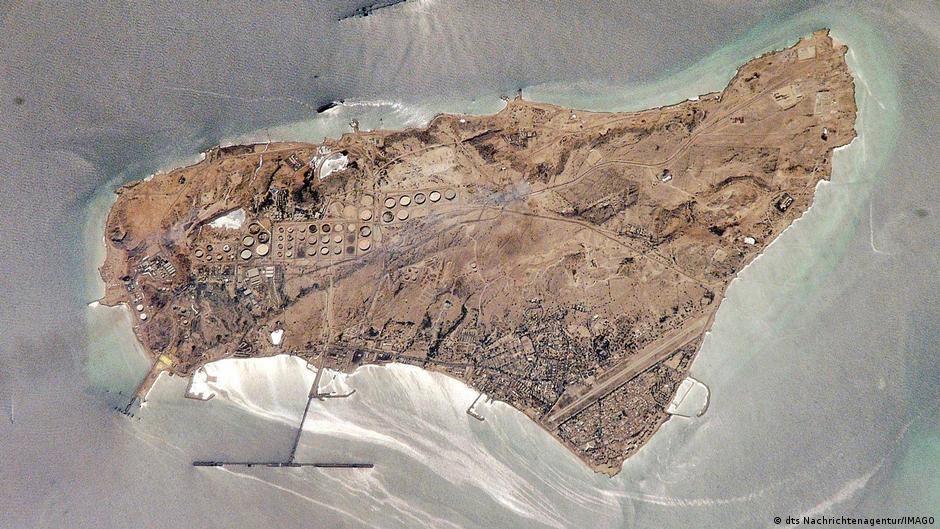 США ударили ракетами по иранскому танкеру у берега острова Харк