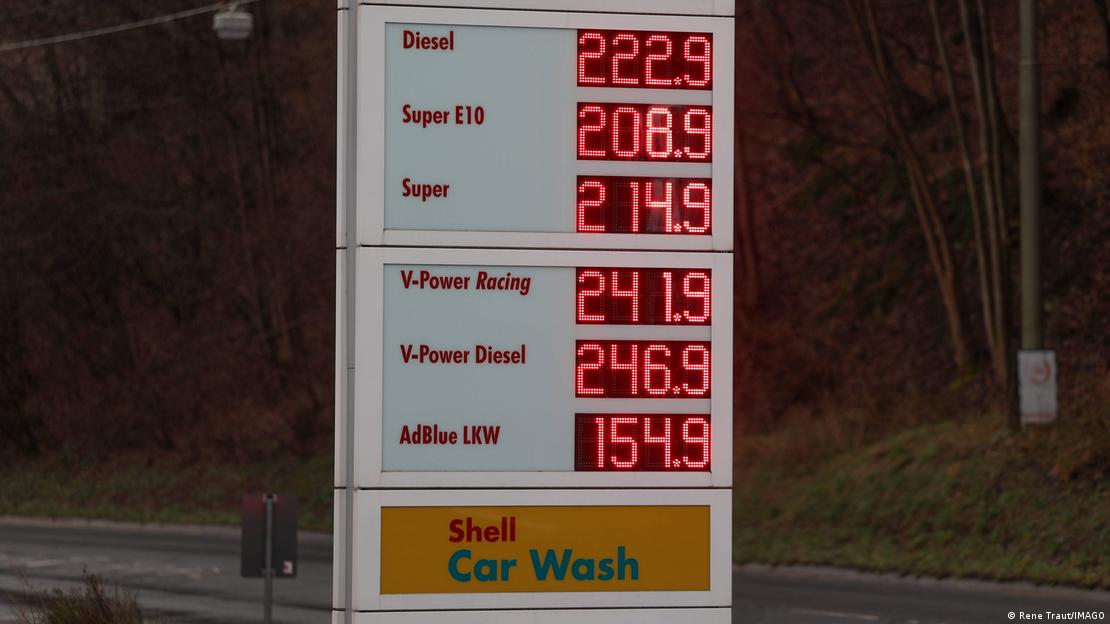 Preis-Anzeige an Shell-Tankstelle in Siegen mit Preisen in roten Ziffern Preis-Anzeige an Shell-Tankstelle in Siegen mit Preisen in roten Ziffern