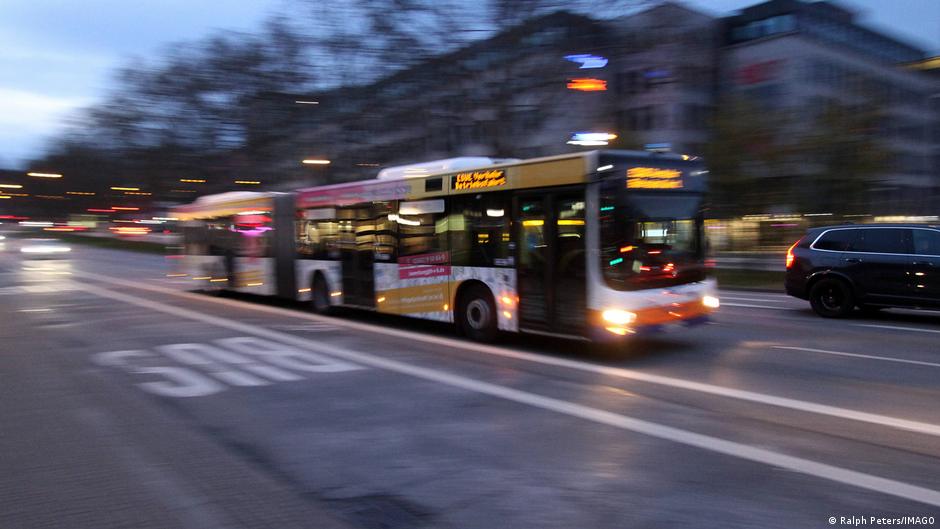 Piętnastolatek ukradł autobus i odwiózł dziewczynę do szkoły