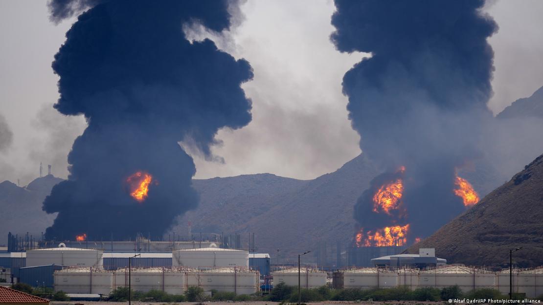 Vereinigte Arabische Emirate Fudschaira 2026 | Schwarze Rauchwolken steigen aus brennenden Gebäuden auf