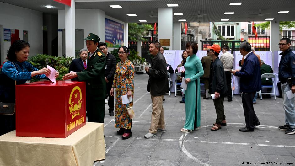 Vietnamitas votan en elecciones legislativas con poco entusiasmo