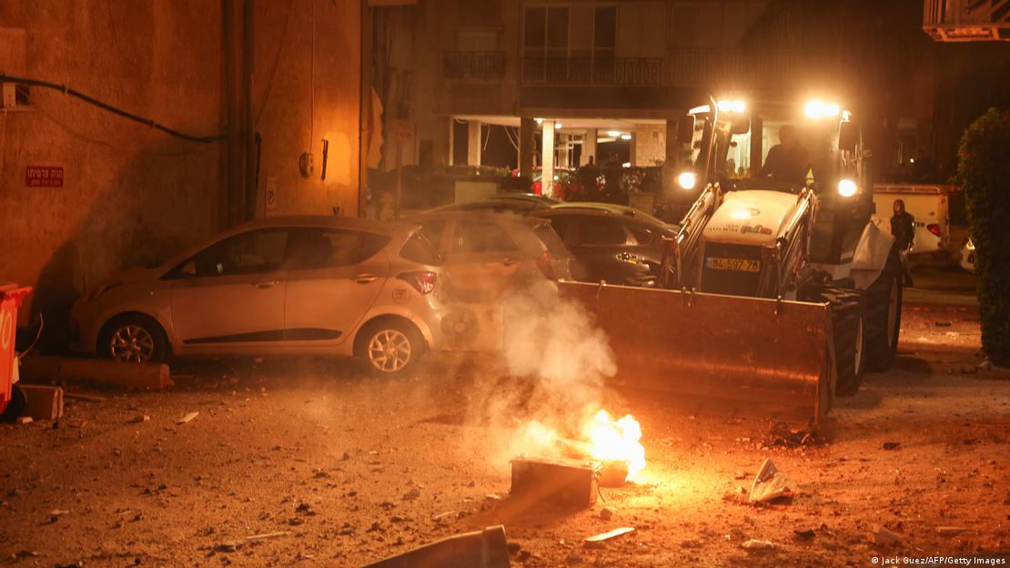 Feuerwehreinsatz nach Raketeneinschlag in Israel Feuerwehreinsatz nach Raketeneinschlag in Israel