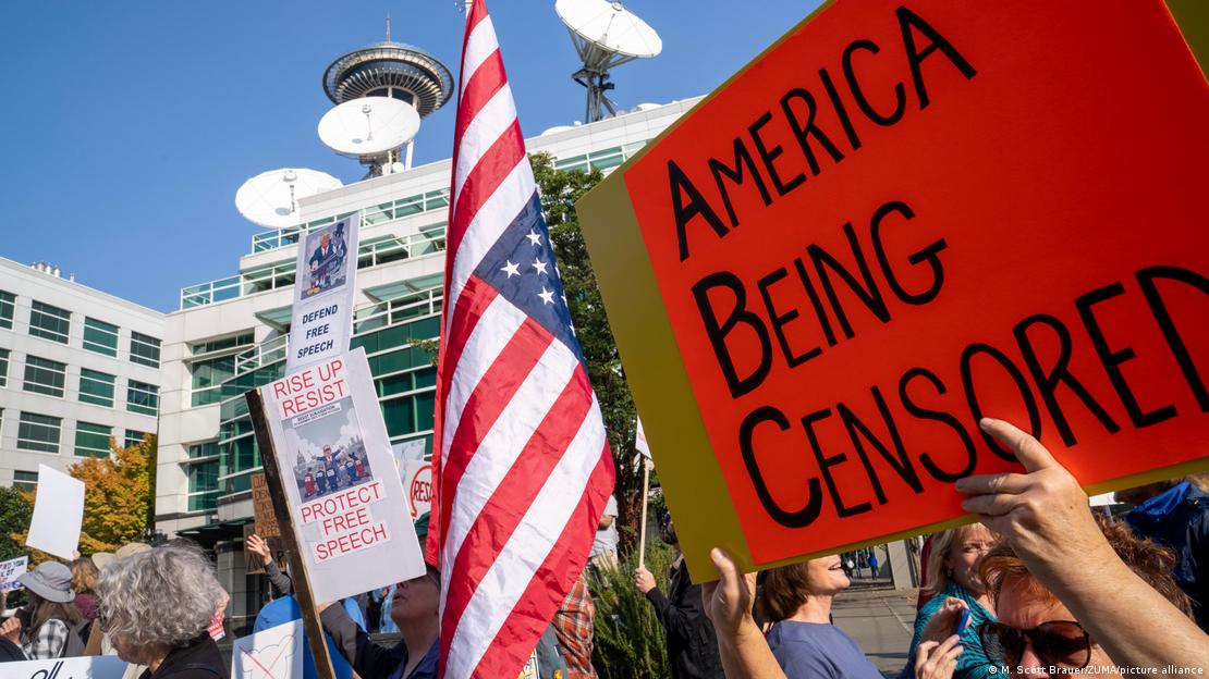 Ellerinde pankartlar ve ters tutulan ABD bayrağı ile basın özgürlüğünü kısıtlayıcı adımları protesto eden göstericiler