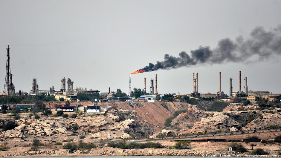 Barril de crudo ronda los USD 100 mientras la guerra sigue