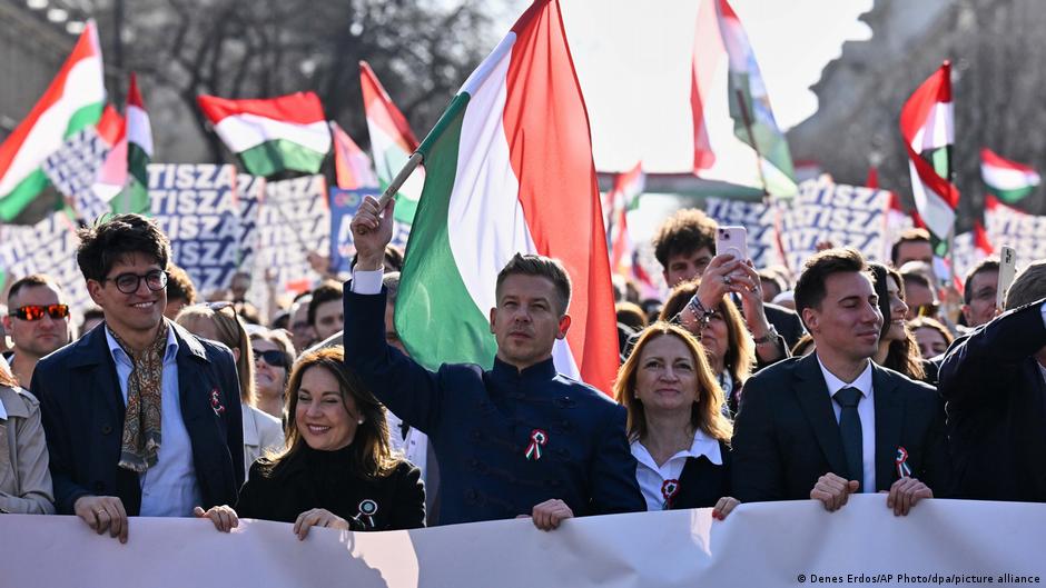 Мадяр проти Орбана: у Будапешті відбулися масові мітинги перед виборами