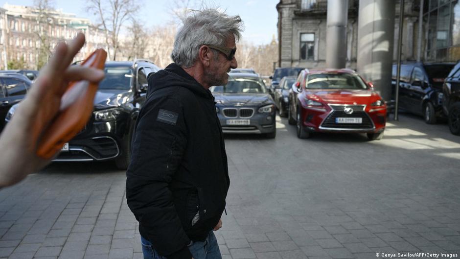 Шон Пенн відвідав разом з Єрмаком бойовий підрозділ на Донеччині