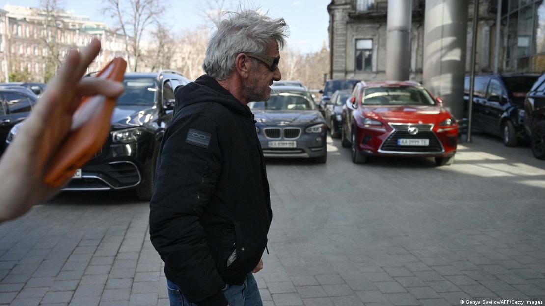Sean Penn recorrió las calles de Kiev el 16 de marzo de 2026, un día después de ganar su tercer Óscar.