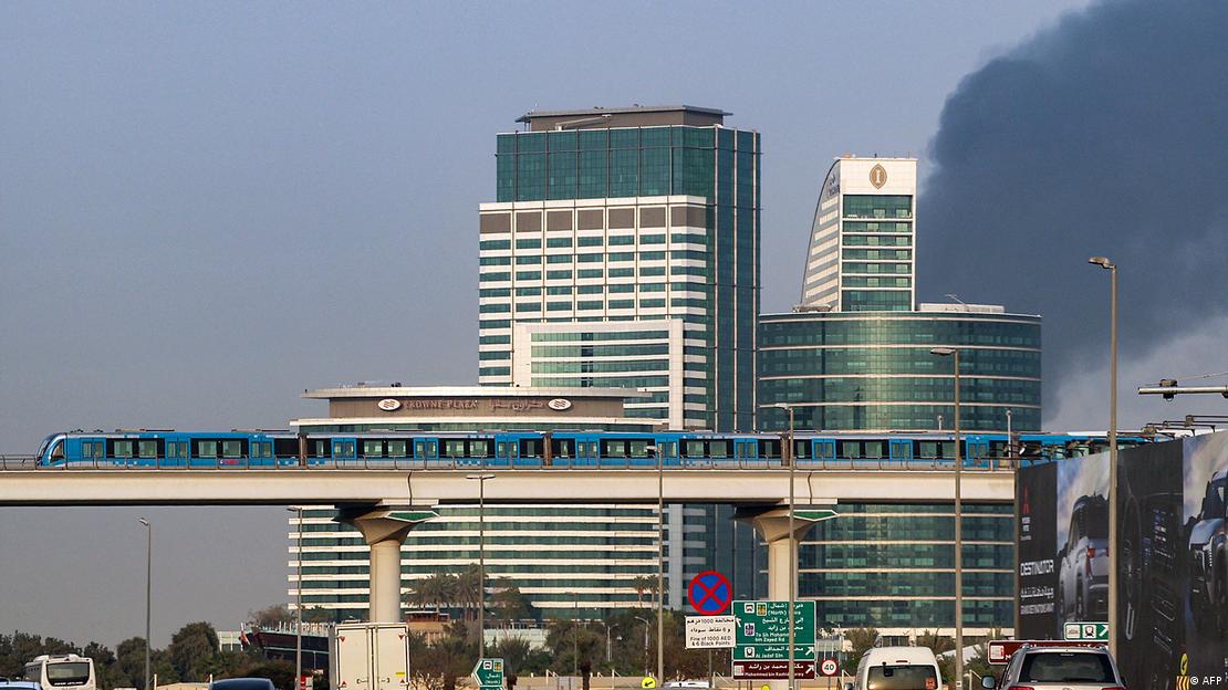 Dubai Havaalanı'nın arkasında dumanlar yükseliyor. 