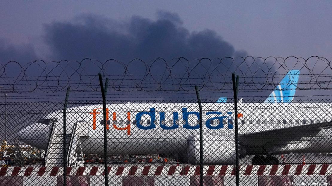 İHA saldırısı sonucu Dubai Havaalanında uçuşlar durmuştu. Bir uçak ve arkada duman görülüyor. 