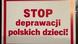 Zu sehen ist eine rechteckige Karte mit rotem Rand und großer roter Schrift auf weißem Hintergrund. Darauf steht auf Polnisch: "STOP deprawacji polskich dzieci!" Zu sehen ist eine rechteckige Karte mit rotem Rand und großer roter Schrift auf weißem Hintergrund. Darauf steht auf Polnisch: "STOP deprawacji polskich dzieci!"