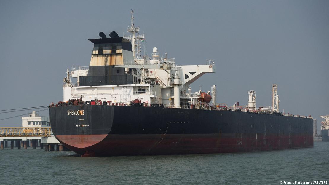 Anija‑cisternë Shenlong Suezmax me flamur të Liberisë pasi ka kaluar ngushticën e Hormuzit, Iran.