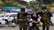 En la imagen de archivo dos militares vigilan un paso fronterizo entre Colombia y Ecuador. En la imagen de archivo dos militares vigilan un paso fronterizo entre Colombia y Ecuador.