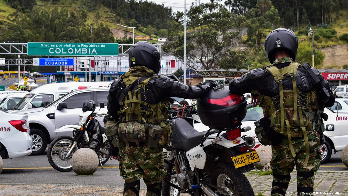 Soldados de la Policía colombiana vigilan junto a una motocicleta en la frontera con Ecuador, en imagende archivo de 2021.