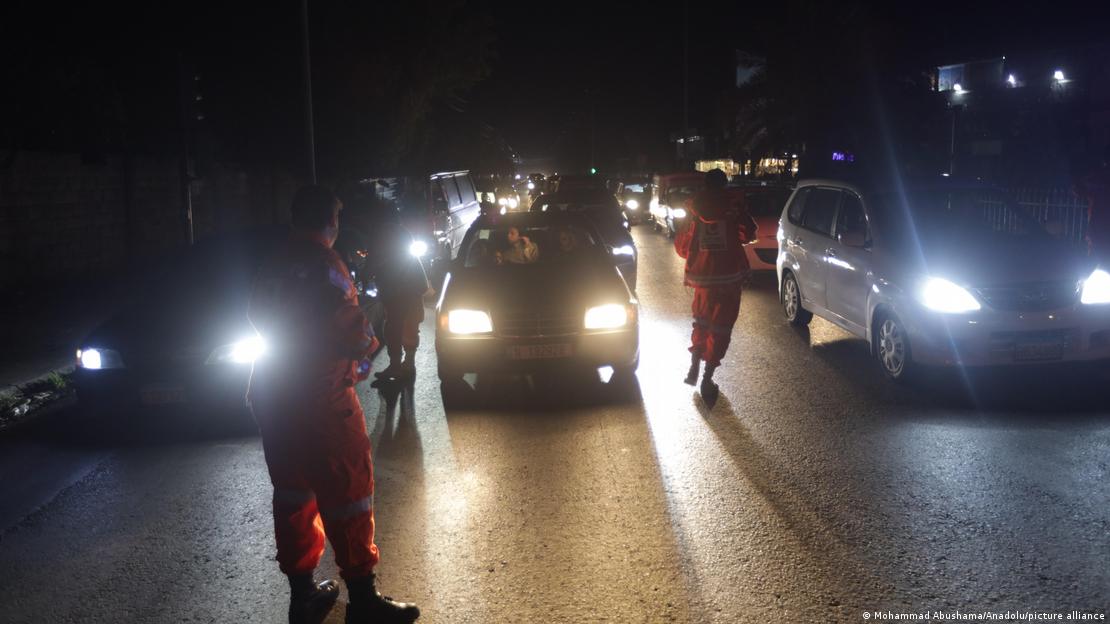 Gece saatlerinde sığınmak için güvenli bir yer arayanların yollarda oluşturdukları uzun araç kuyrukları