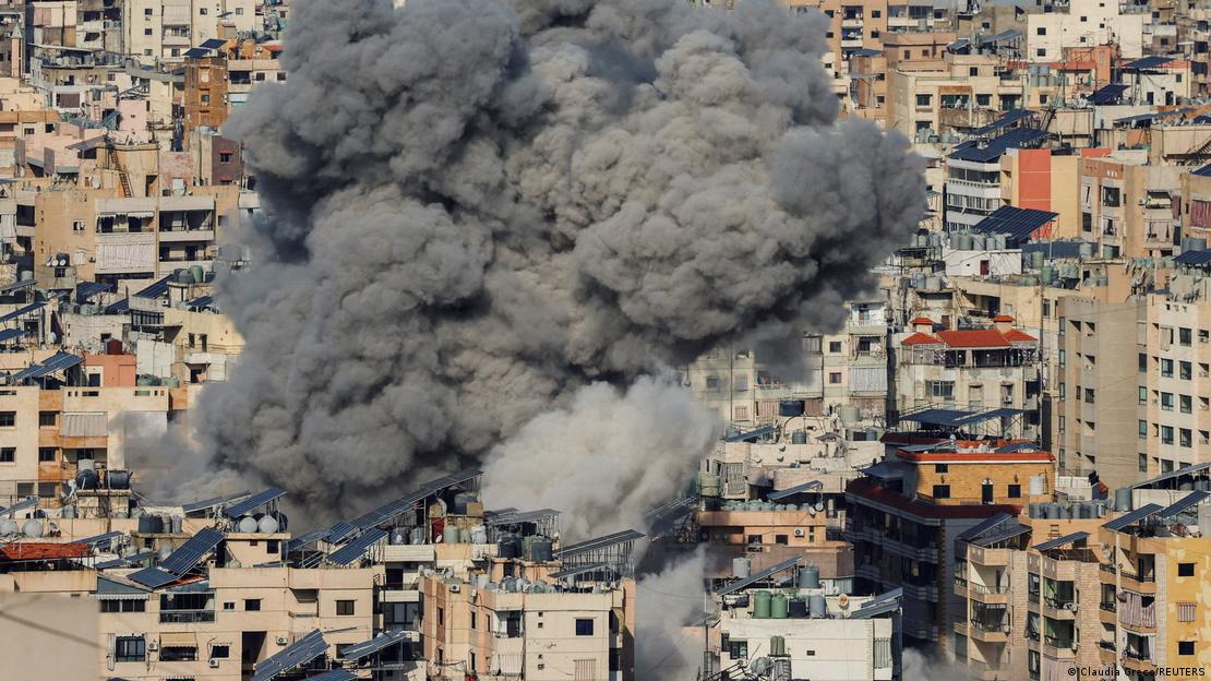 İsrail'in Beyrut'u hedef alan füze saldırısı sonrasında binalardan duman yükseliyor