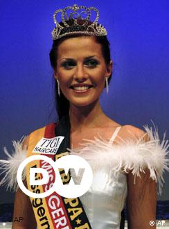The Crown is Passed to a New Miss Germany – DW – 01/28/2003