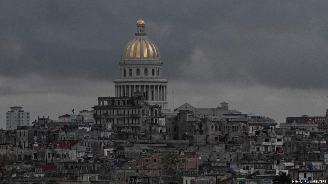 Havana'daki eski parlamento binası ve şehrin elektrik kesintisi altındaki görünüşü