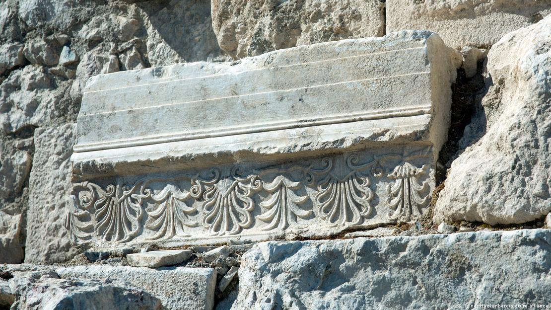Uma parede na Turquia, construída utilizando parte de uma estrutura romana anterior Uma parede na Turquia, construída utilizando parte de uma estrutura romana anterior