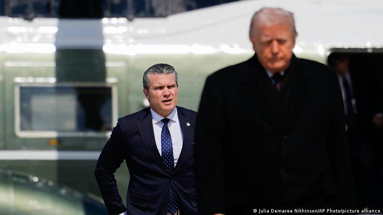 Önde ABD Başkanı Donald Trump, hemen arkasında Savunma Bakanı Pete Hegseth görülüyor Önde ABD Başkanı Donald Trump, hemen arkasında Savunma Bakanı Pete Hegseth görülüyor