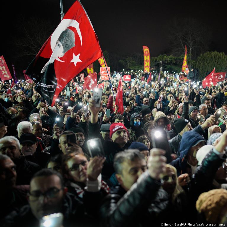 Turkey: Thousands of Imamoglu supporters rally in Istanbul