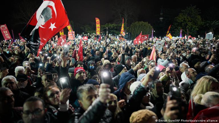İstanbul Belediye Başkanı ve CHP'nin Cumhurbaşkanı adayı Ekrem İmamoğlu'nun tutuklanmasının yıldönümünde toplanan kalabalık.