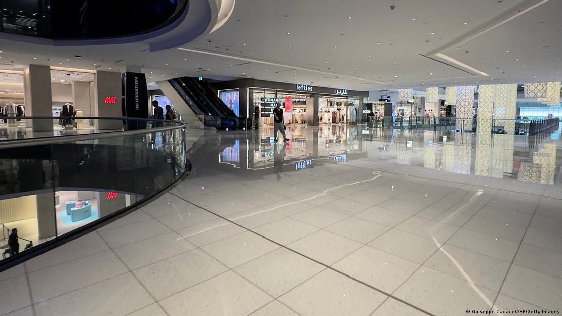 Dubai'de turizm sektörü büyük darbe alırken ünlü alışveriş merkezleri boşalmış durumda. 